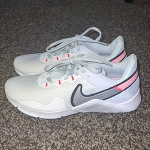 New Nike legend essential 2 Womens sz 7.5